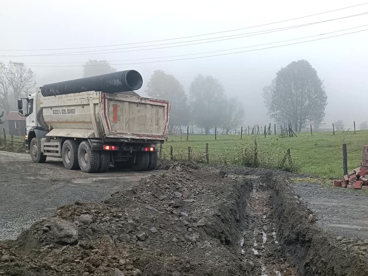 Düzce İl Özel İdaresi, Gölyaka Saçmalıpınar'da yağmur suyu tahliyesi için boru döşedi