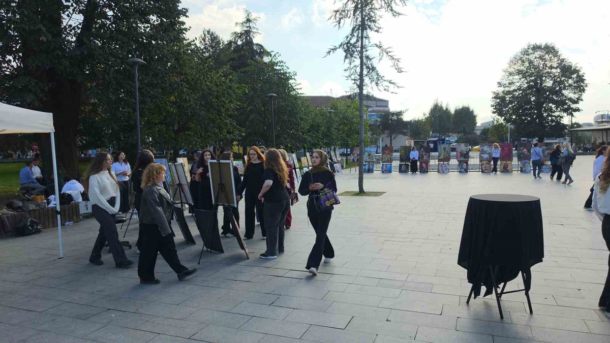 Düzce Güzel Sanatlar Lisesi öğrencileri sene başı sergisinde yaklaşık 115 eser sundu