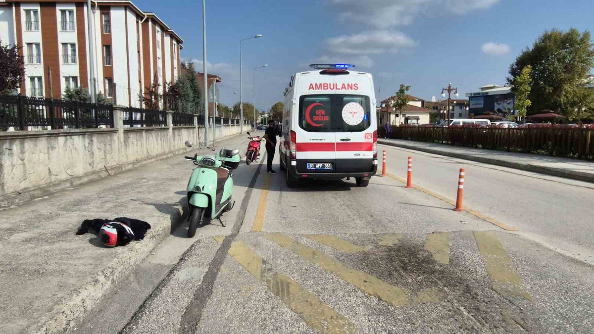 Düzce CamiKebir'de devrilen motosikletin sürücüsü yaralanarak hastaneye kaldırıldı