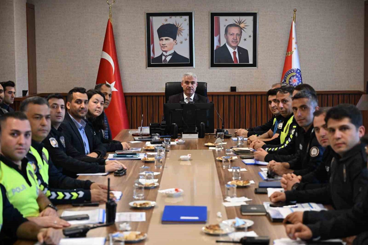 Düzce İl Emniyet Müdürlüğü'nde güvenlik ve asayiş çalışmaları için toplantı yapıldı