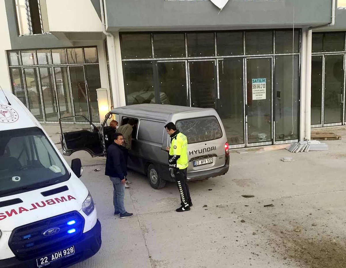 Keşan'da polisin dur ihtarına uymayan minibüs duvara çarptı, 5 kaçak göçmen yaralandı