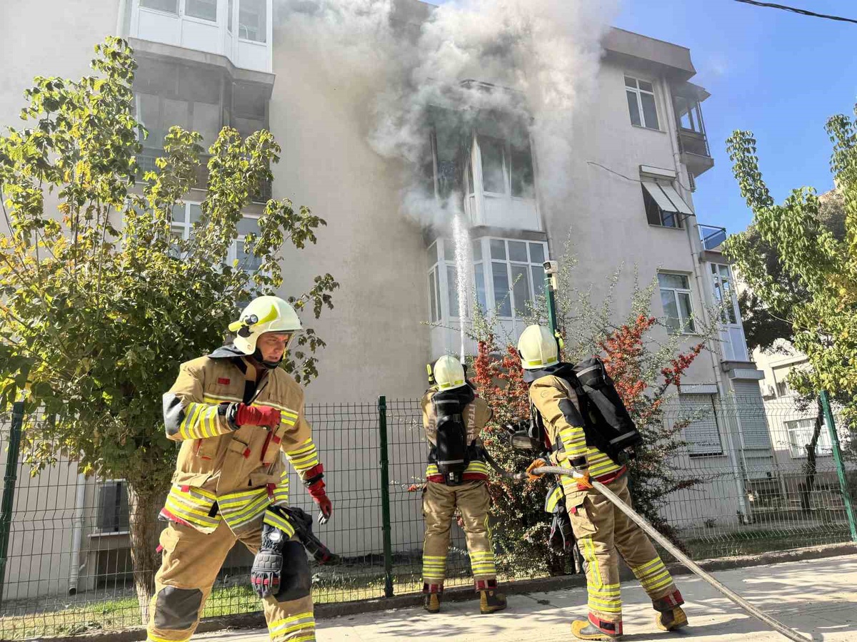 Edirne'de apartmanın 3. katındaki dairede çıkan yangın büyümeden söndürüldü