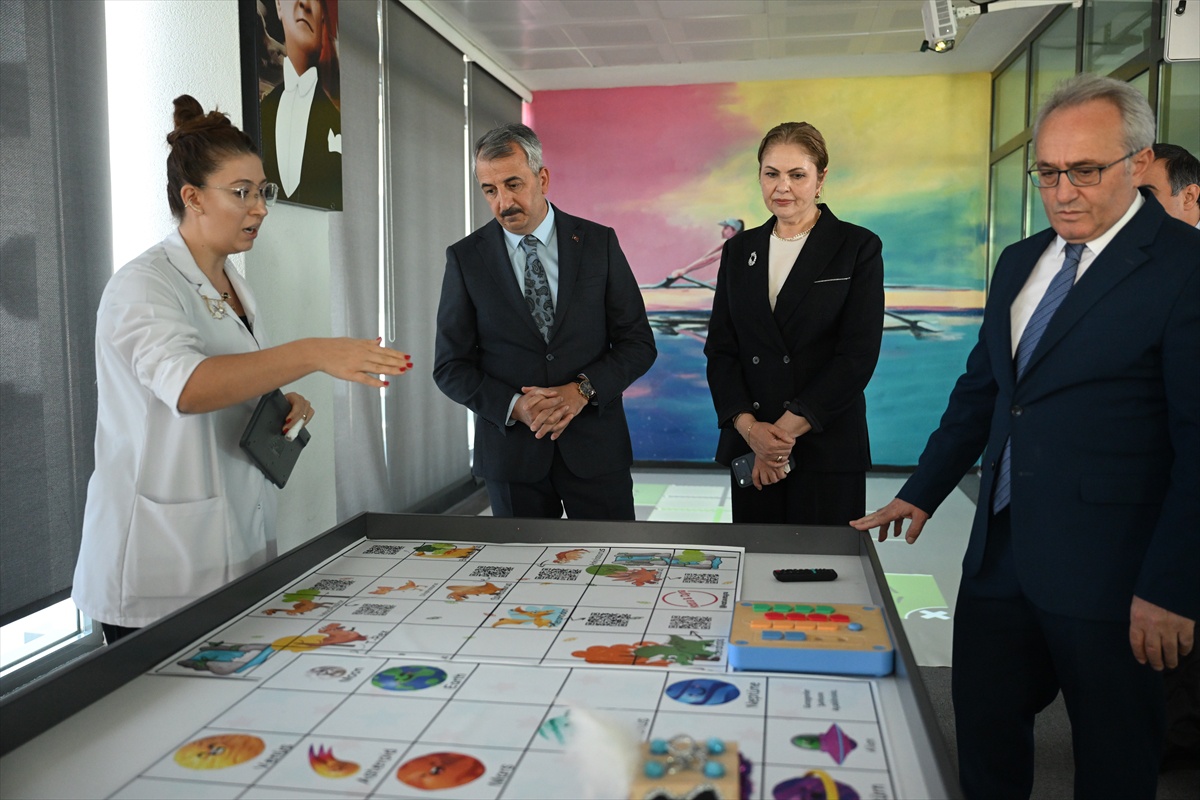 Edirne Valisi Yunus Sezer, özel okul-devlet okulu ayrımı yapmadıklarını söyledi