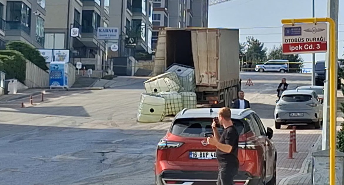 Bursa Nilüfer'de 4 varil sülfürik asit yola dökülünce cadde trafiğe kapatıldı