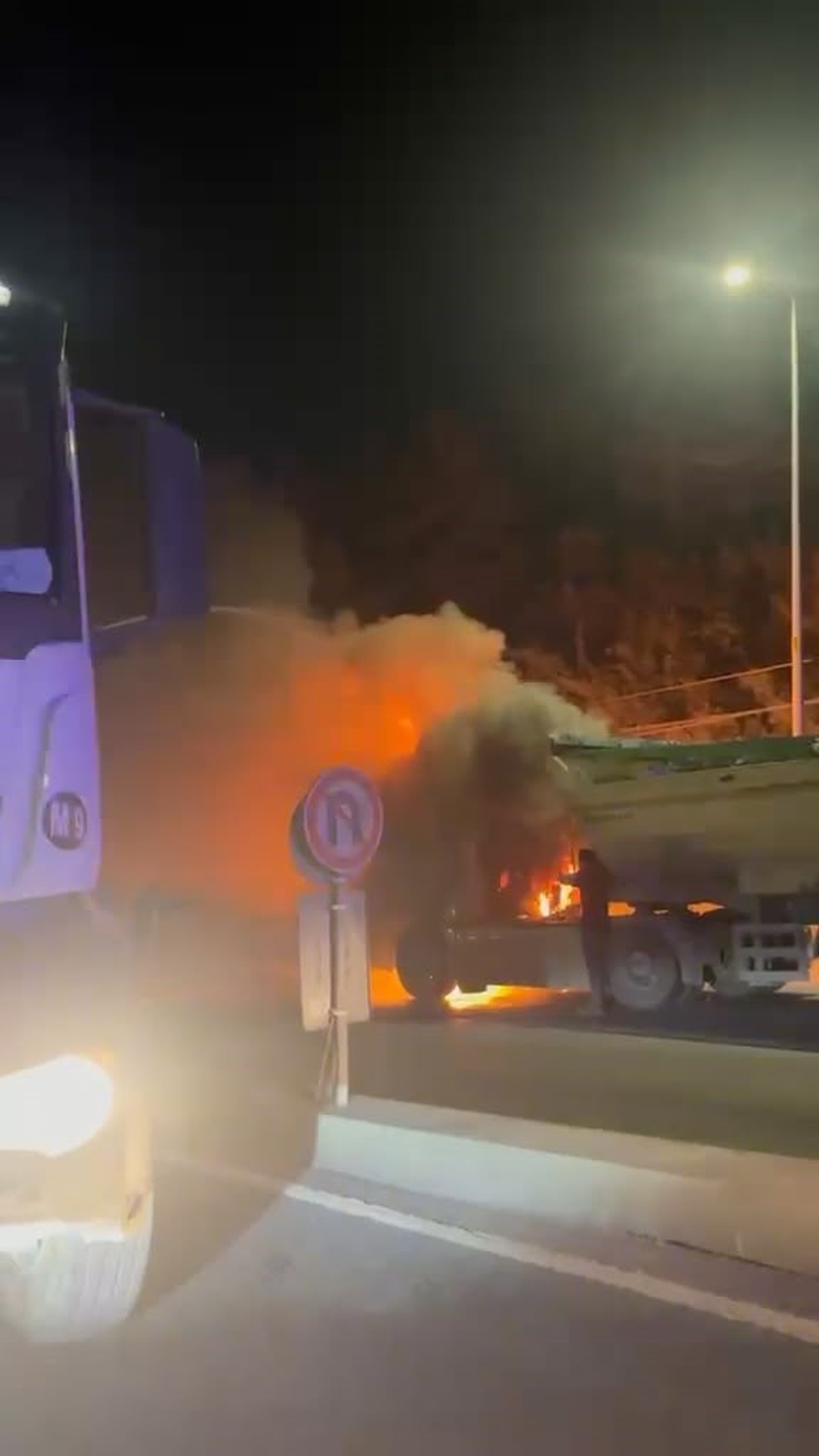 Arnavutköy'de yanan hafriyat kamyonuna beton mikserinden suyla müdahale edildi